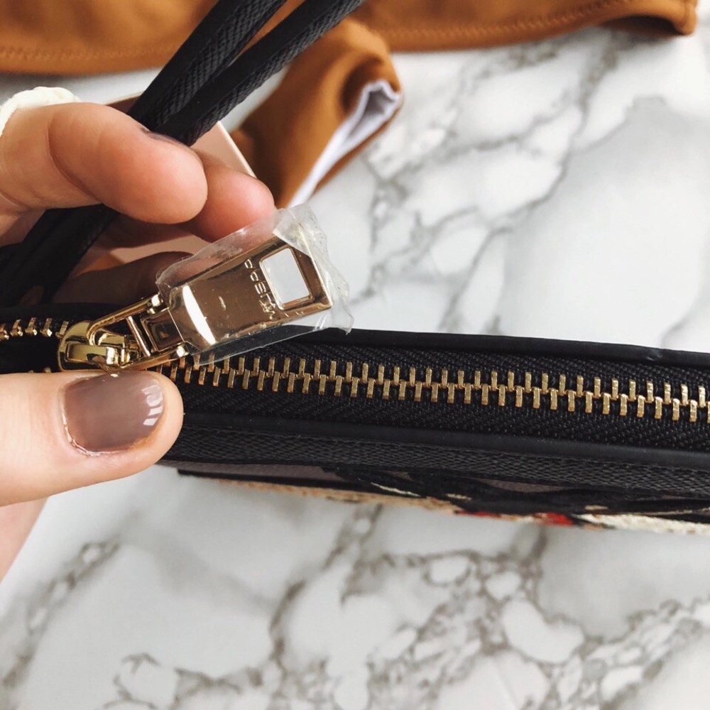 “Buzz Worthy” - Picture 4 of 6